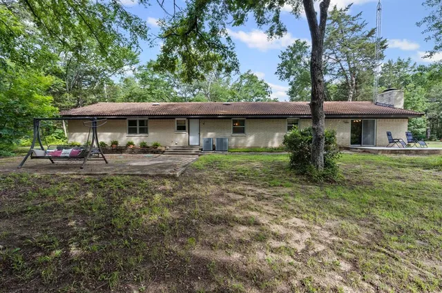 a view of a house with backyard