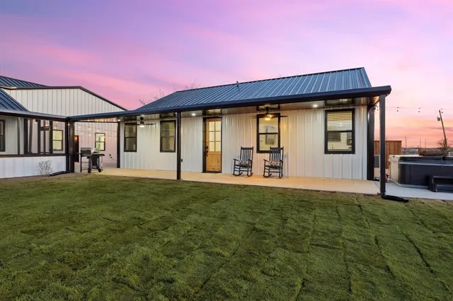 a view of a house with backyard and a garden