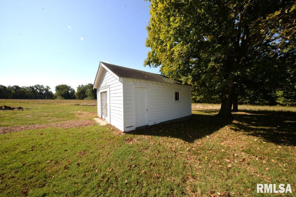 11455 East Richview Road Mount Vernon, IL 62864 - Photo 12 of 37 a view of a backyard of the house