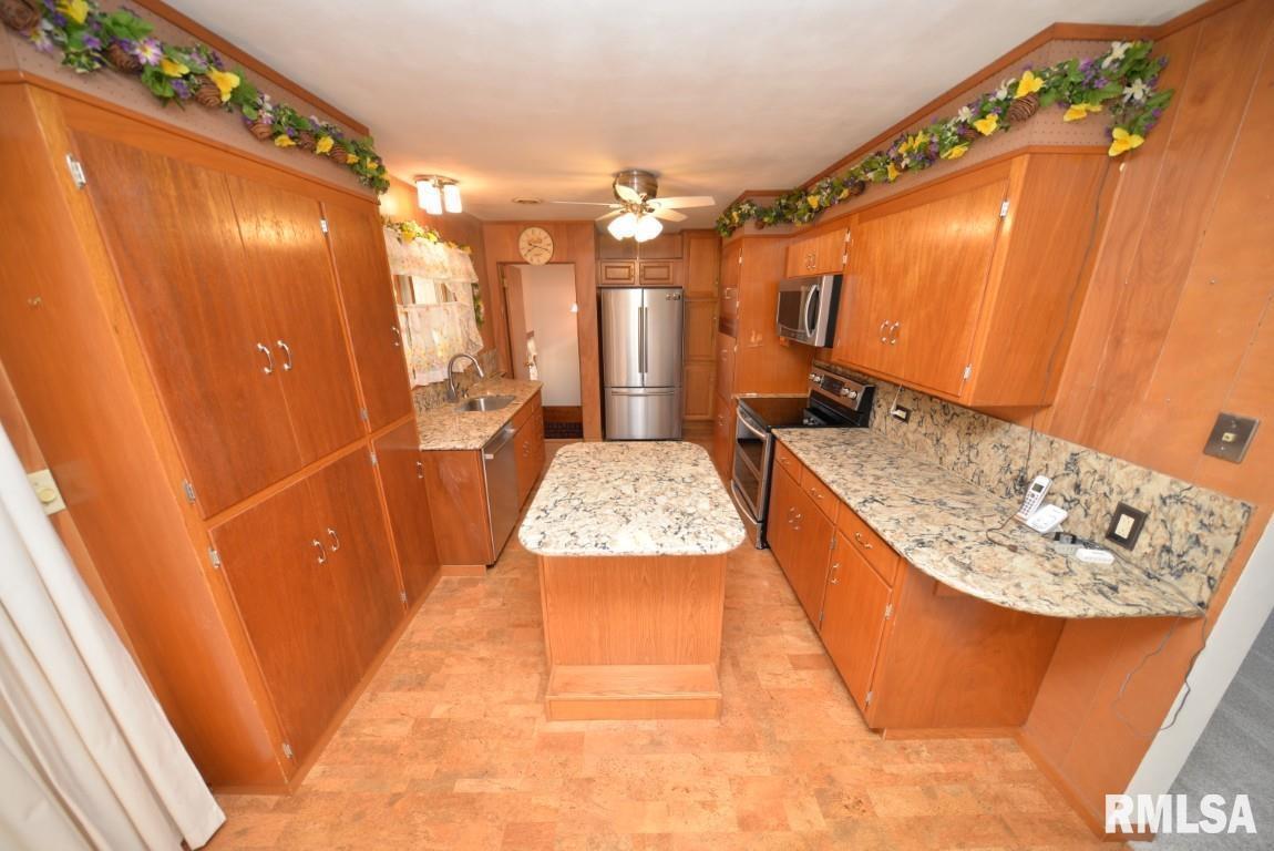 11455 East Richview Road Mount Vernon, IL 62864 - Photo 19 of 37 a bathroom with a sink and mirror with bathtub