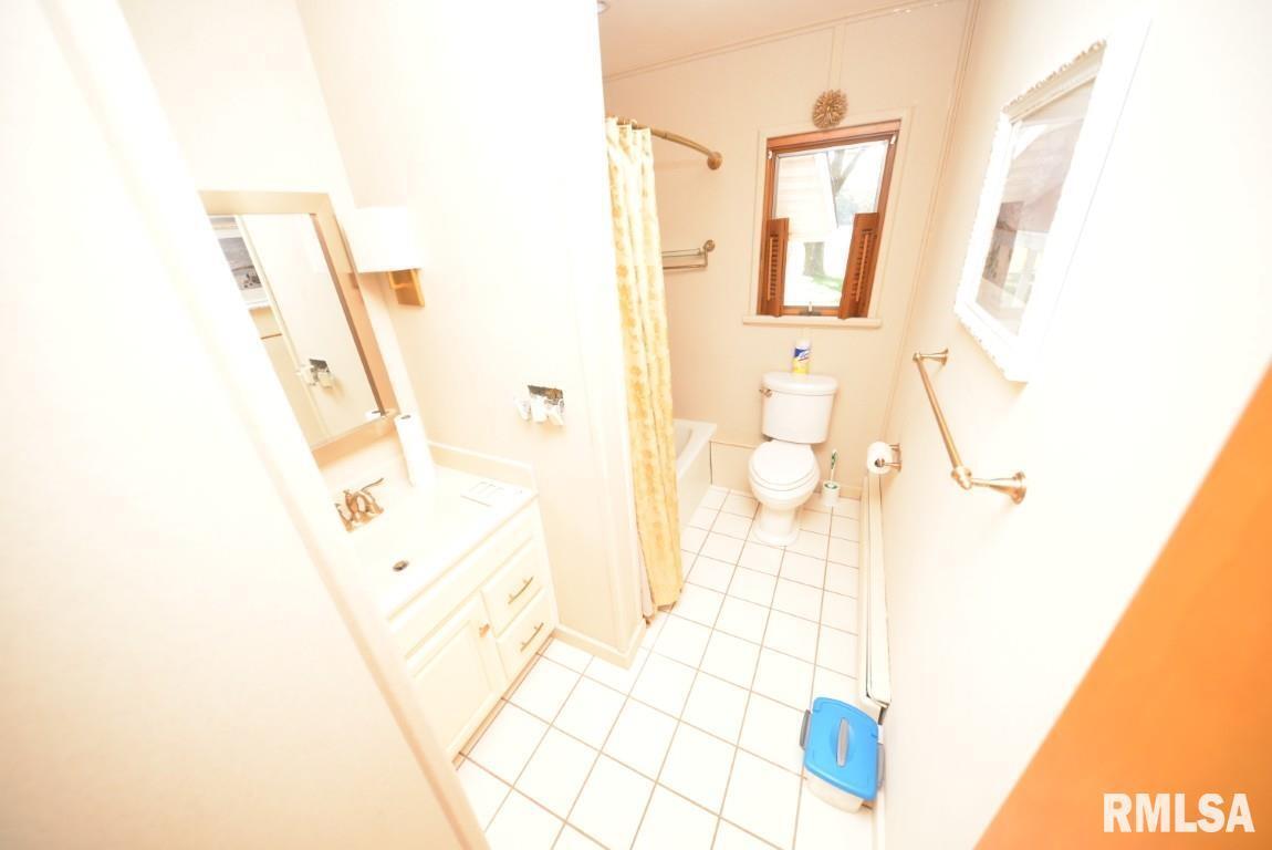 11455 East Richview Road Mount Vernon, IL 62864 - Photo 26 of 37 a bathroom with a shower