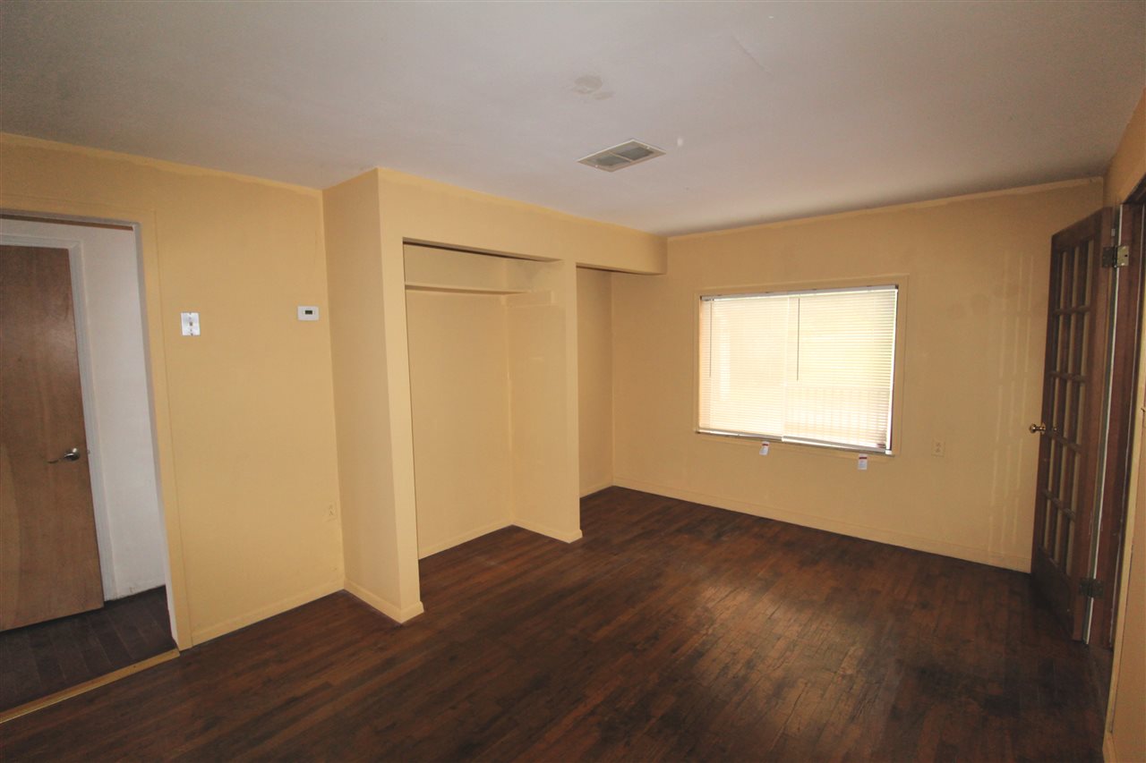 2261 Dutcher Road Flint, MI 48532 - Photo 5 of 17 31390978-4.JPG