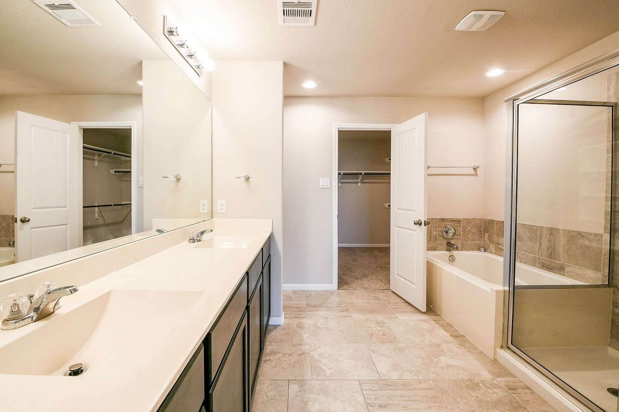 1515 Anyder Place Houston, TX 77047 - Photo 12 of 21 a spacious bathroom with a bathtub sink and mirror