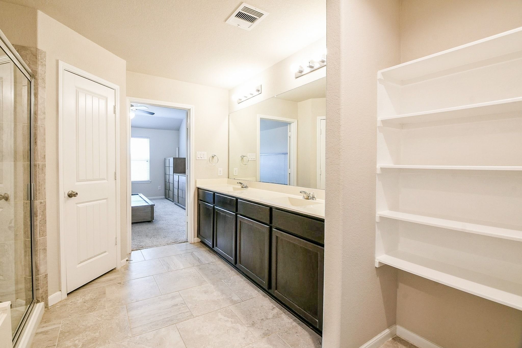 1515 Anyder Place Houston, TX 77047 - Photo 13 of 21 a large bathroom with a double vanity sink a mirror and a bathtub