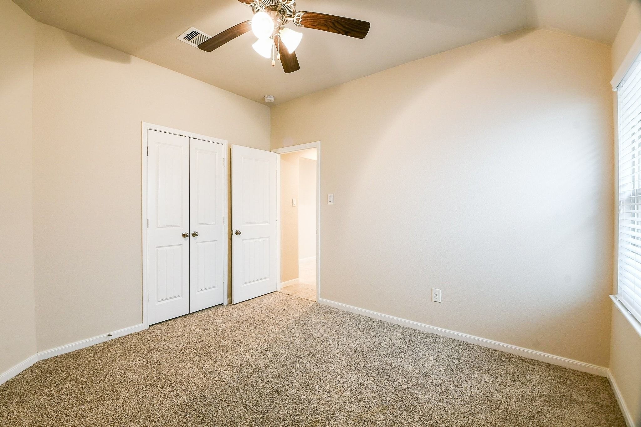 1515 Anyder Place Houston, TX 77047 - Photo 16 of 21 an empty room with a ceiling fan and a window