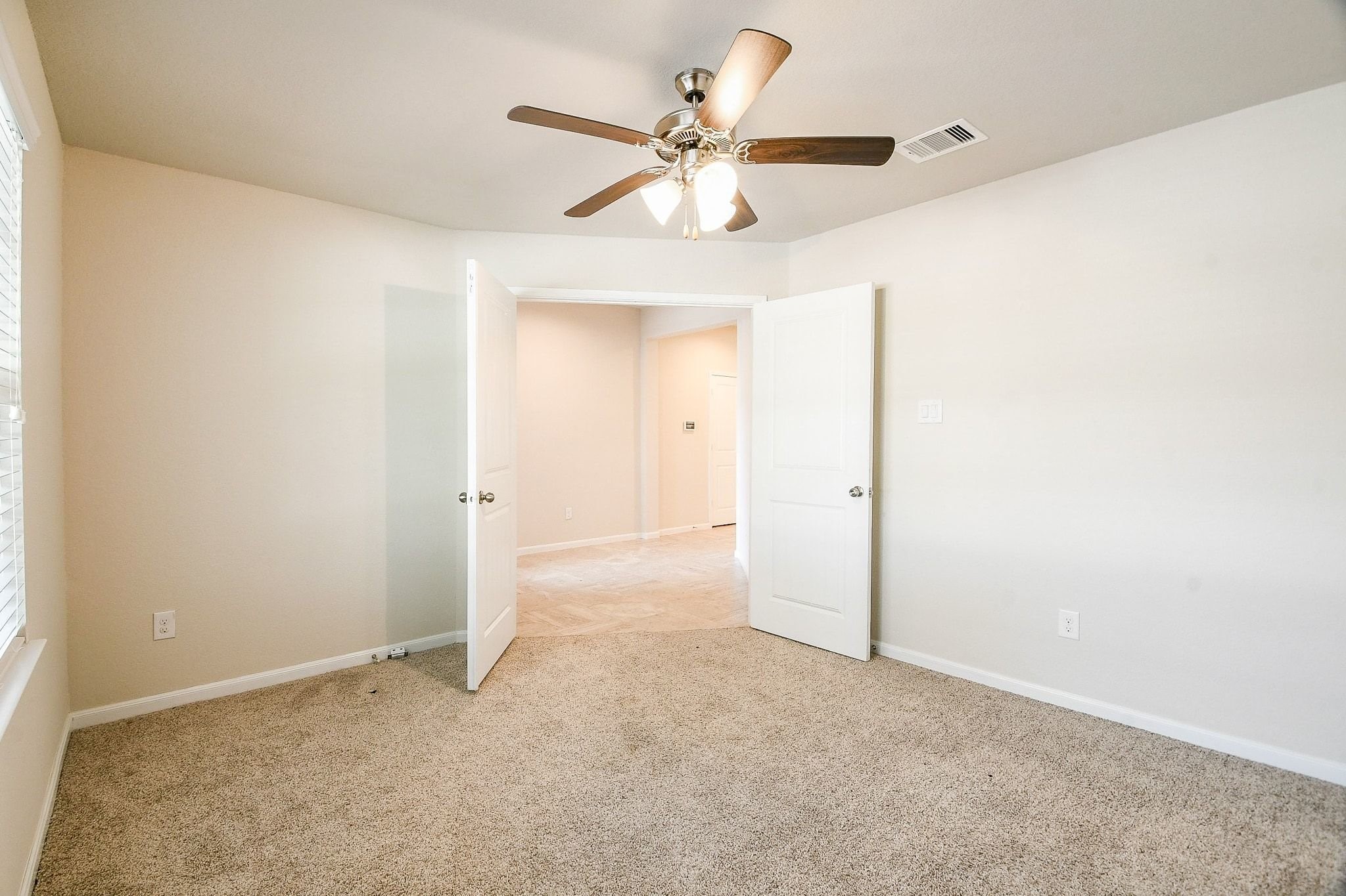 1515 Anyder Place Houston, TX 77047 - Photo 5 of 21 an empty room with ceiling fan and window