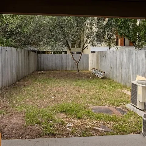 a view of a backyard