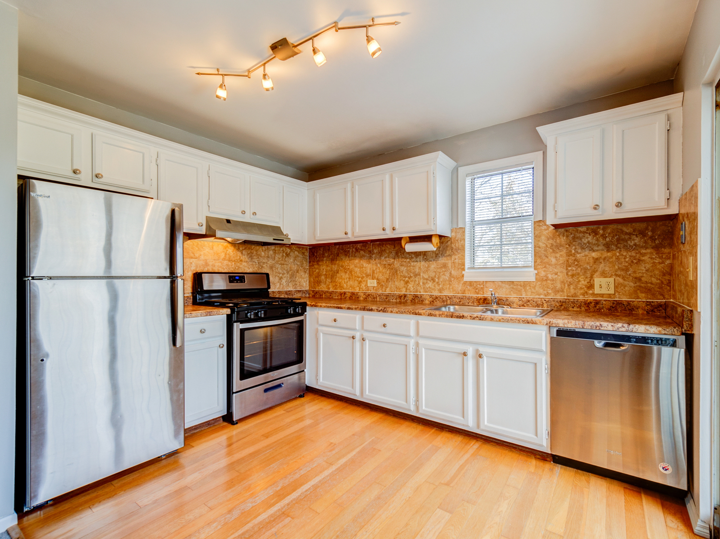 15 Gant Circle, Unit E Streamwood, IL 60107 - Photo 6 of 18 a kitchen with granite countertop a refrigerator stove top oven and sink