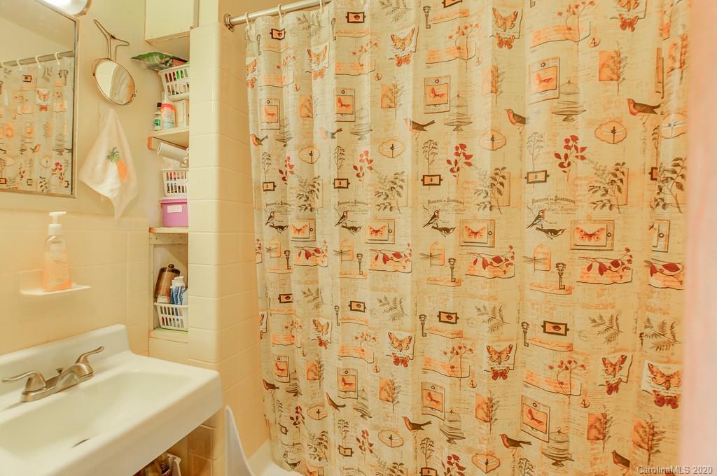 1446 Summer Road Hendersonville, NC 28792 - Photo 18 of 36 Gallery Image 18