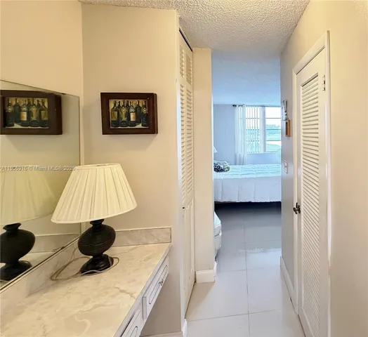 a view of entryway and kitchen