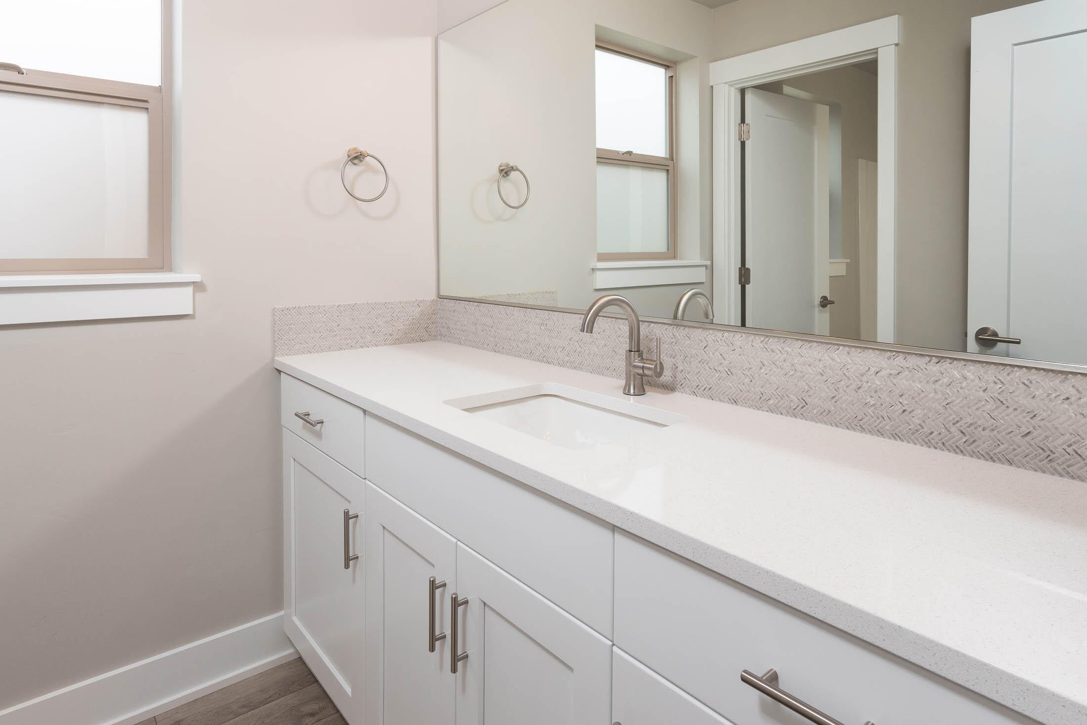4565 Southwest 36th Street Redmond, OR 97756 - Photo 21 of 33 Guest bath