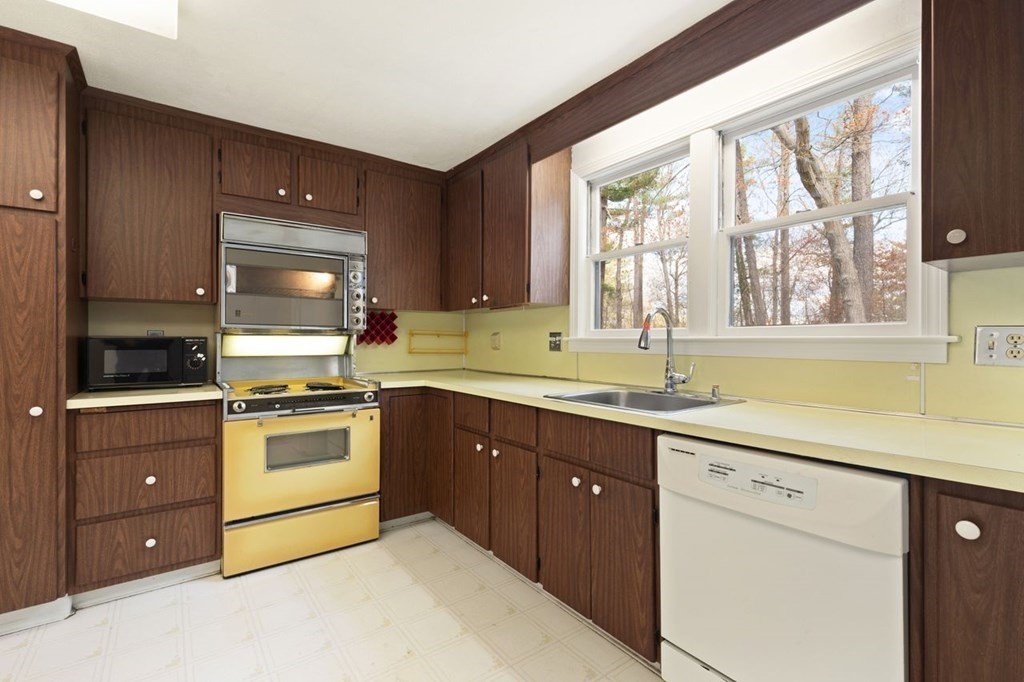 3 Fall Lane Canton, MA 02021 - Photo 20 of 39 Gallery Image 20