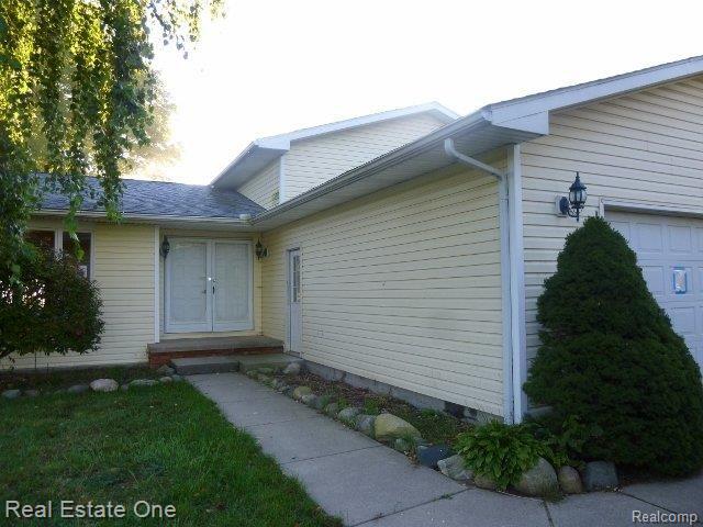 7907 Pingree Road Pinckney, MI 48169 - Photo 2 of 26 264-041382 Front 2.jpg