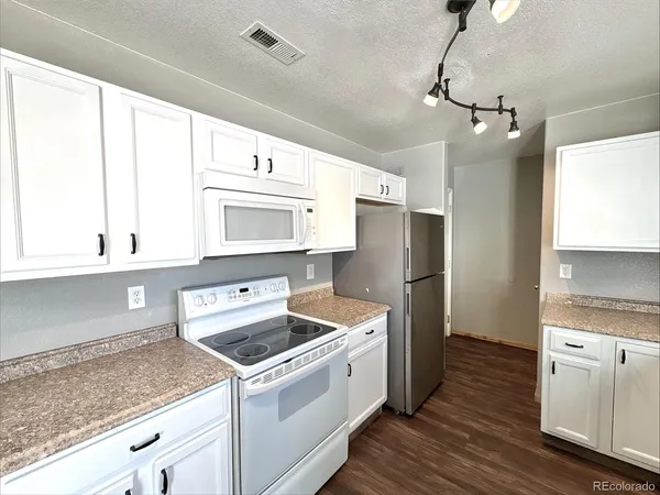 $2,350 | 2234 Meadowlark Lane, Pueblo, CO 81008