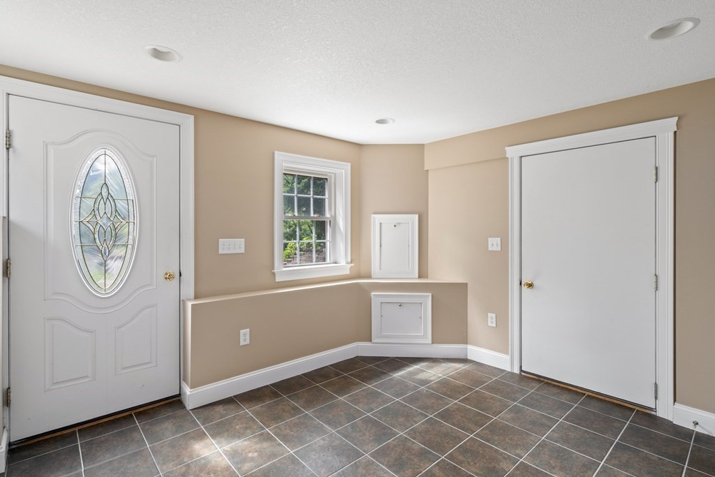 81 River Road South Hadley, MA 01075 - Photo 3 of 42 Gallery Image 3