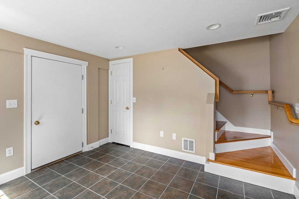 81 River Road South Hadley, MA 01075 - Photo 4 of 42 Gallery Image 4