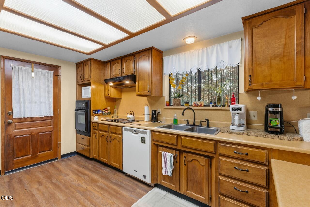 758 Summit Loop Grants Pass, OR 97527 - Photo 8 of 37 Gallery Image 8