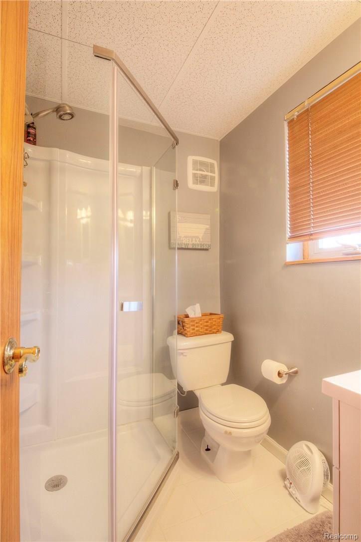 44101 Warren Road Canton, MI 48187 - Photo 18 of 34 21 Fbath.jpg
