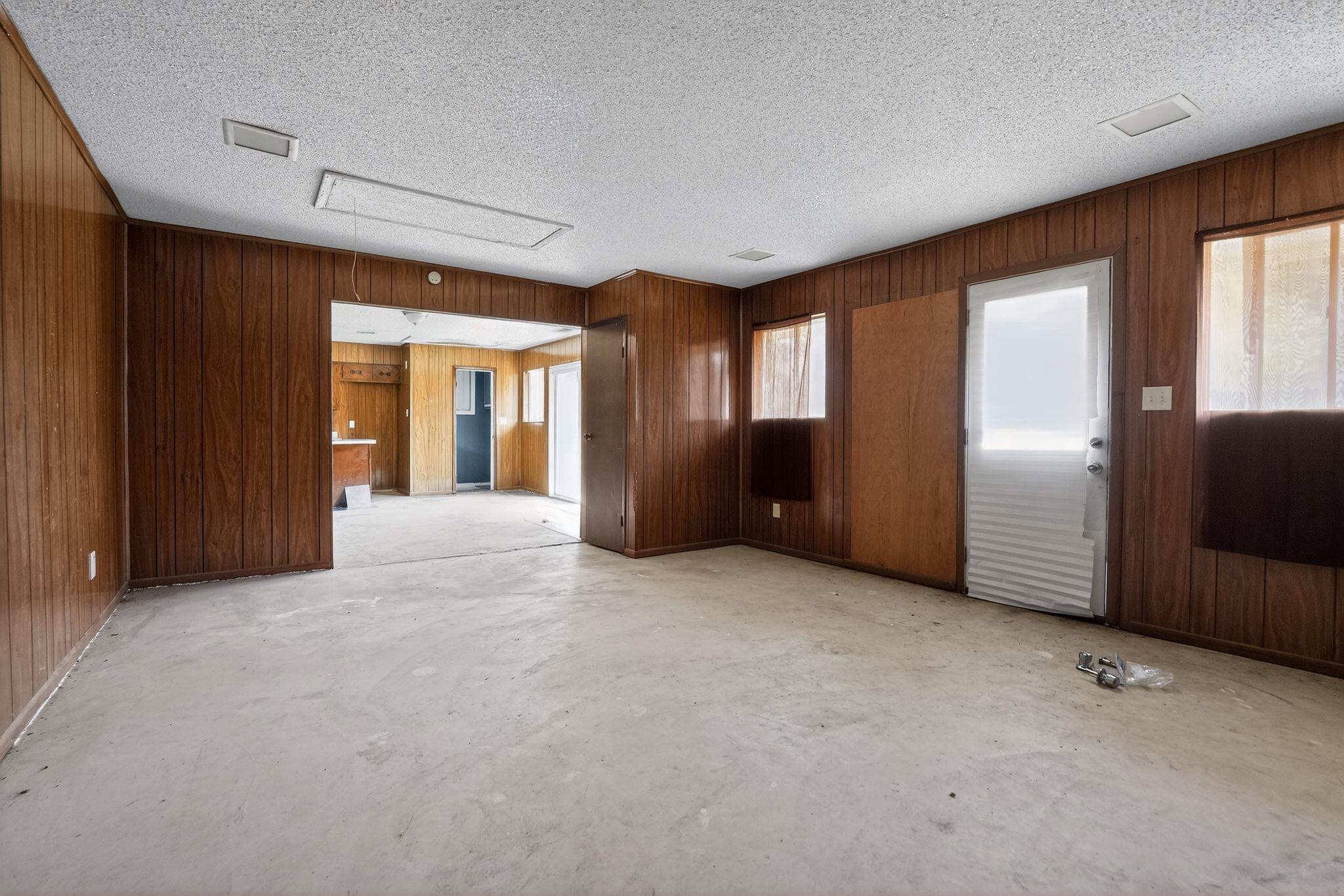 3220 Christine Road Memphis, TN 38118 - Photo 19 of 35 an empty room with windows and closet