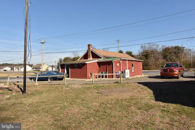 a view of a car park in front of house