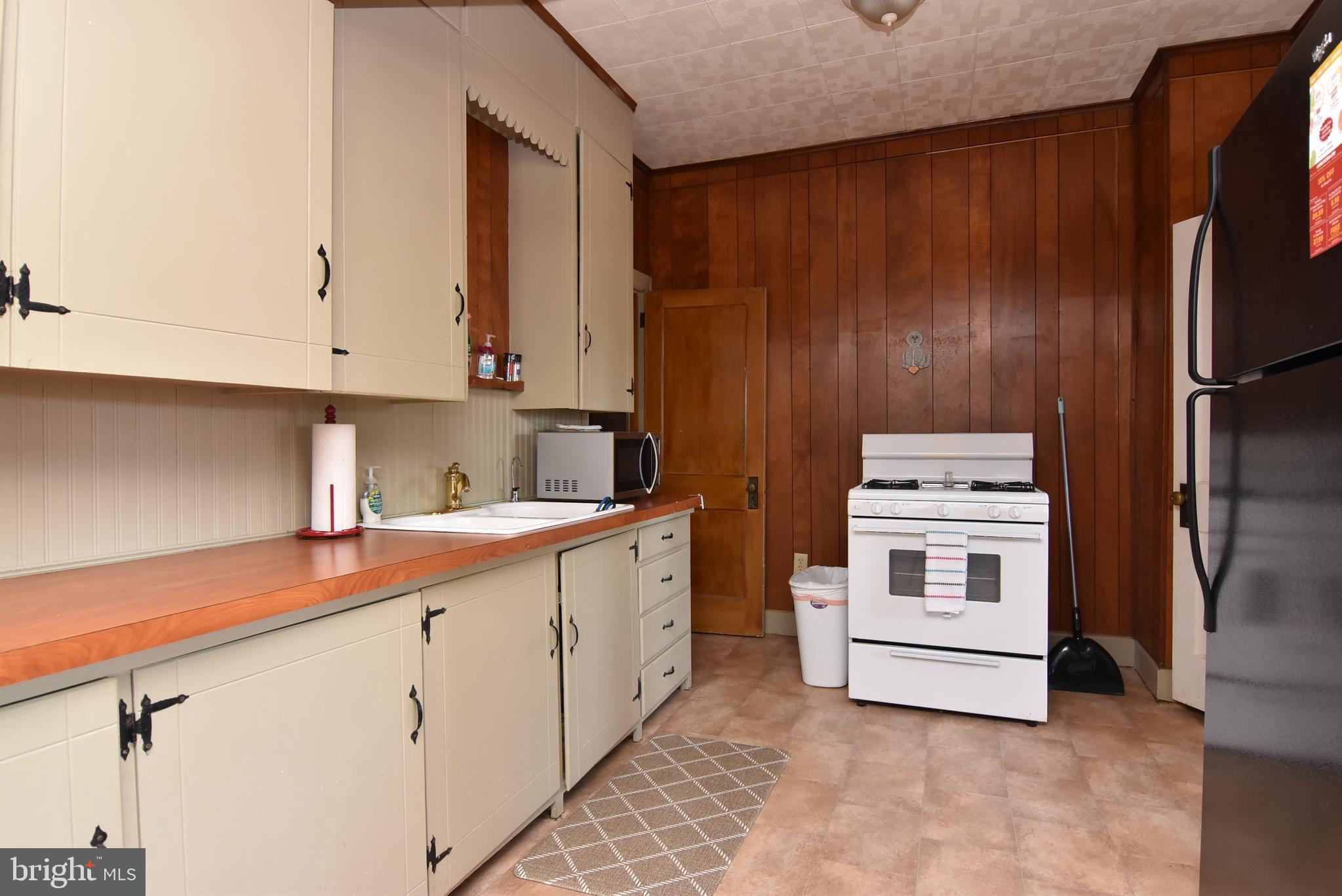 28740 Seaford Road Laurel, DE 19956 - Photo 27 of 44 a kitchen with cabinets appliances and a counter space