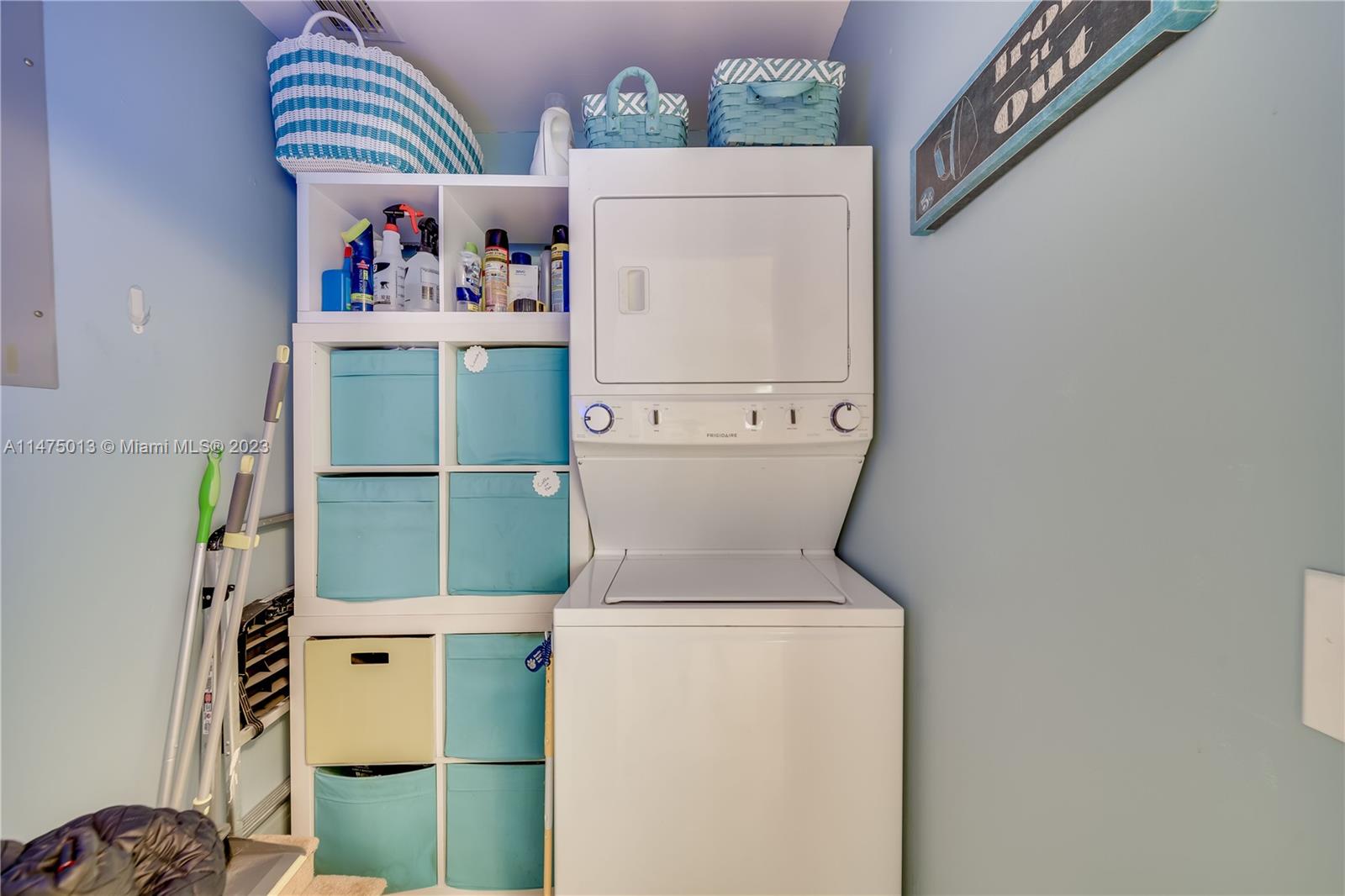 950 Mockingbird Lane, Unit 609A Plantation, FL 33324 - Photo 35 of 64 a utility room with dryer and washer