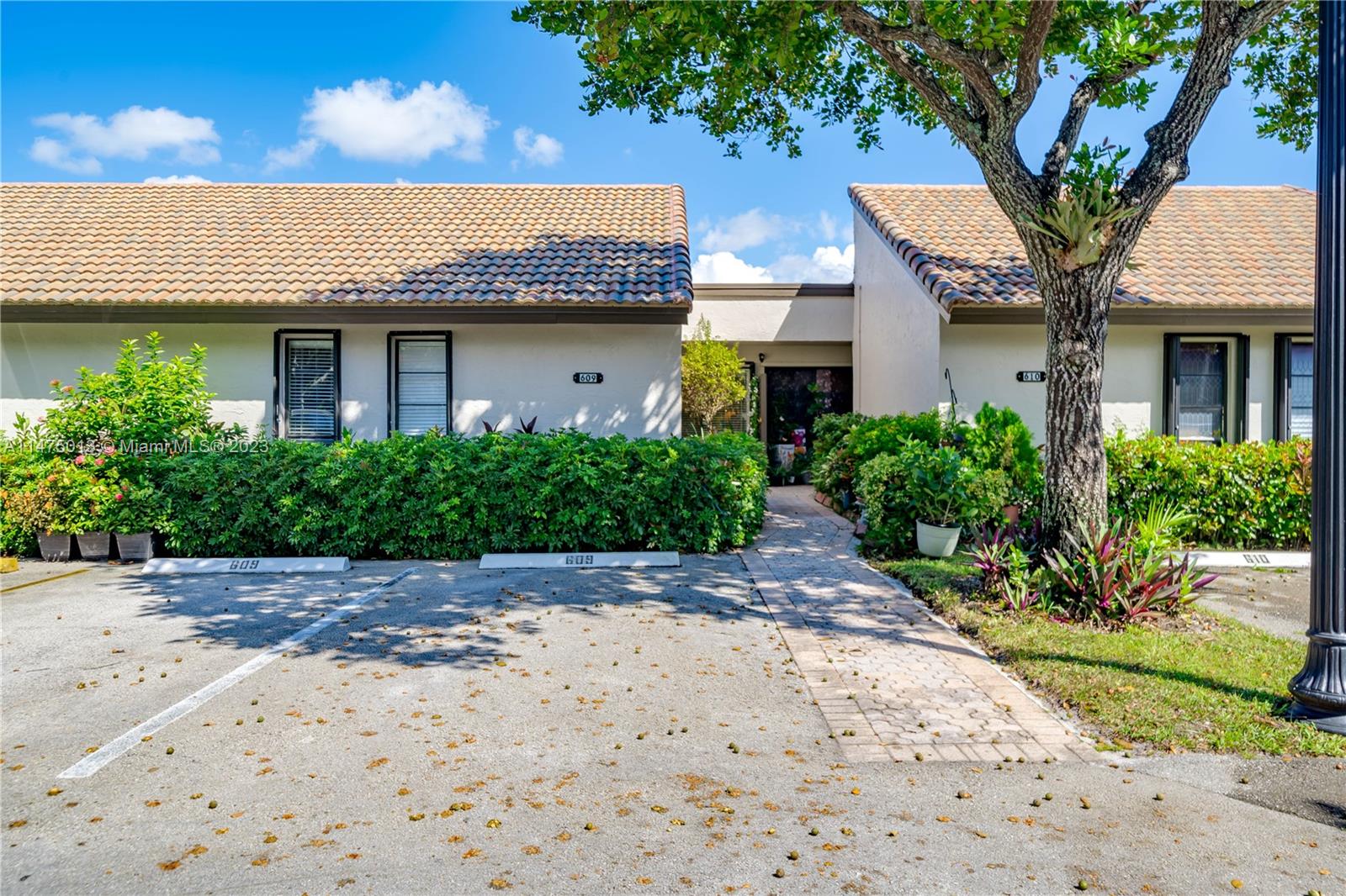 950 Mockingbird Lane, Unit 609A Plantation, FL 33324 - Photo 9 of 64 a front view of a house with a garden