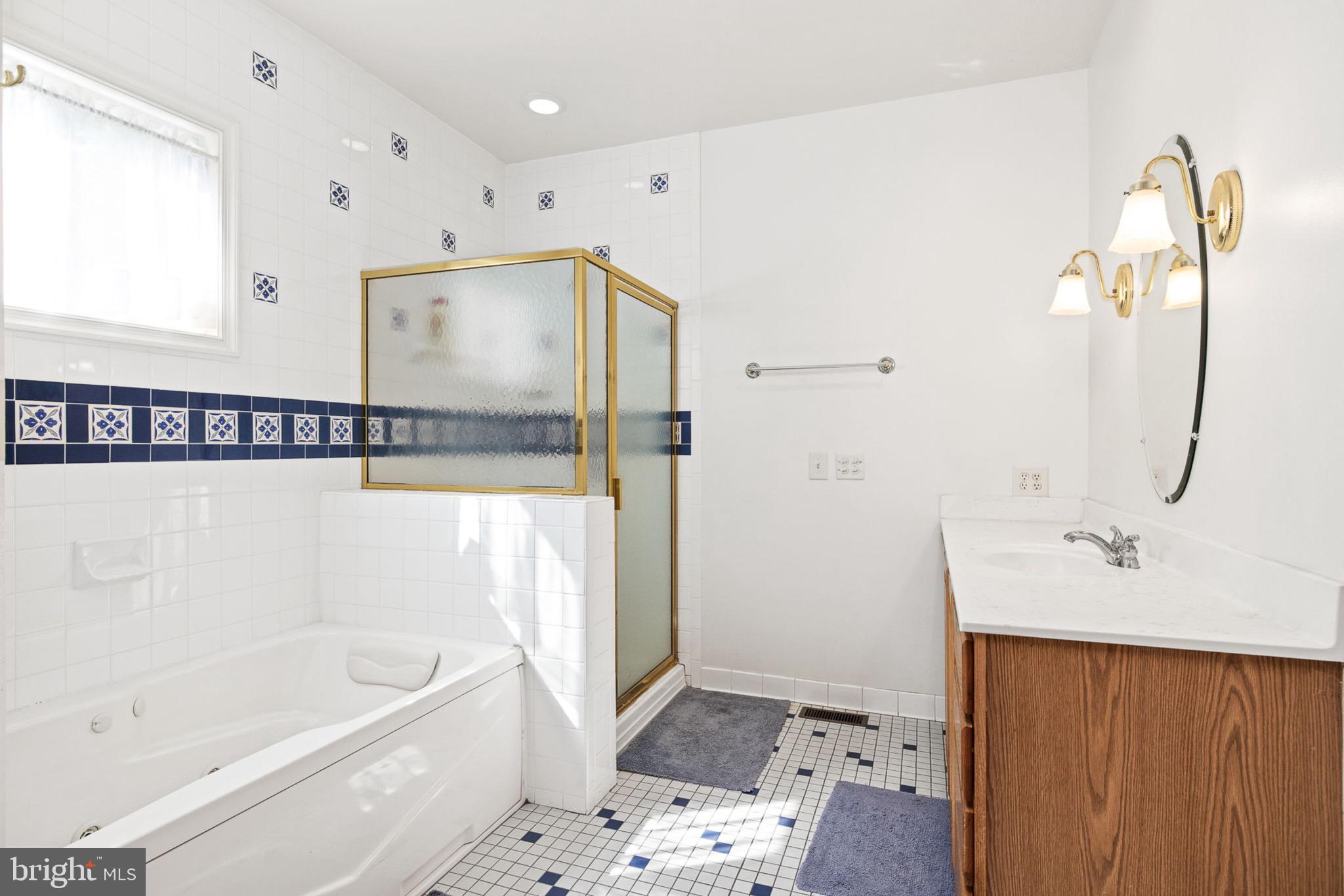 10 Piper Place Fredericksburg, VA 22405 - Photo 18 of 34 a bathroom with a tub a sink and a mirror