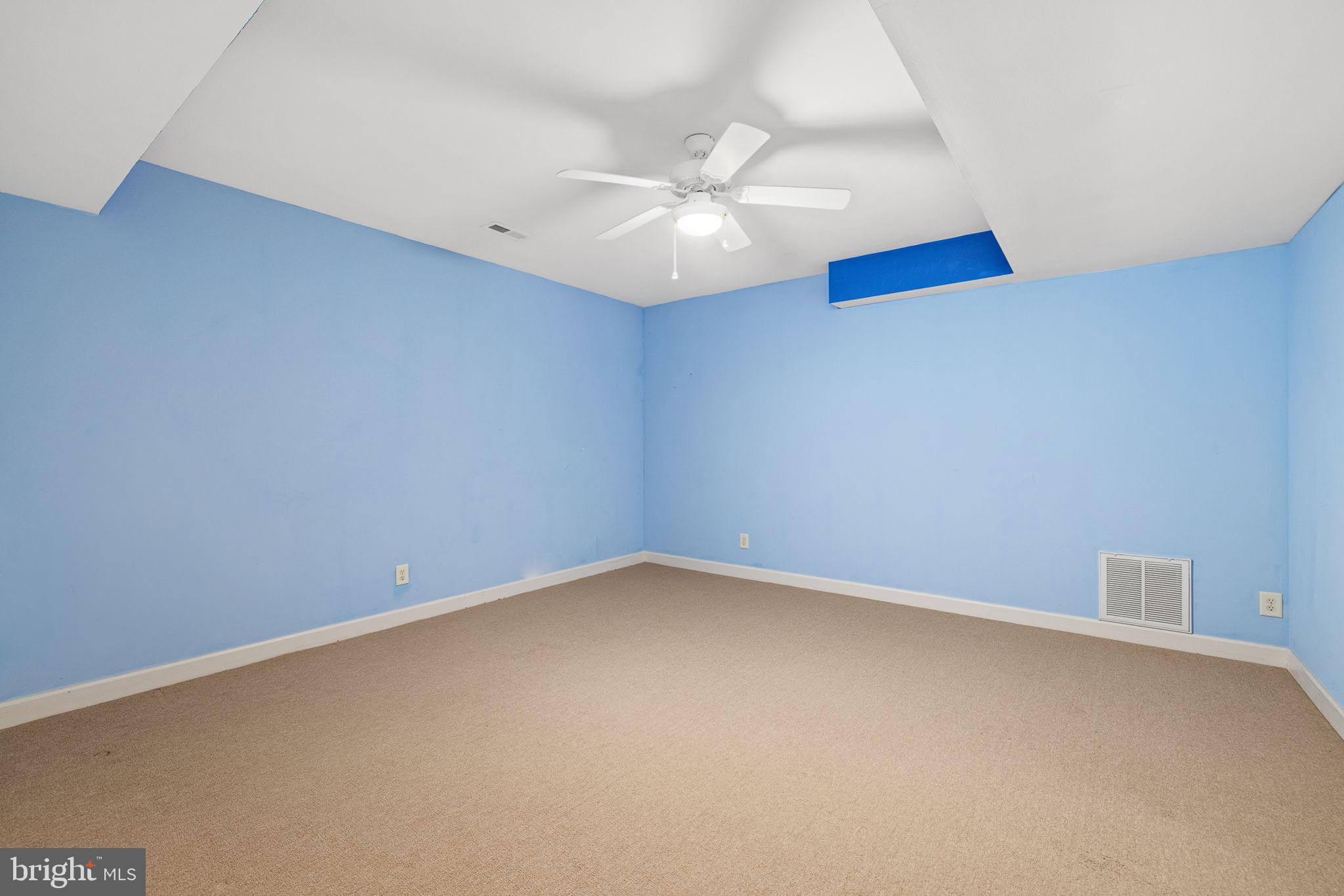 10 Piper Place Fredericksburg, VA 22405 - Photo 23 of 34 an empty room with a window and a ceiling fan