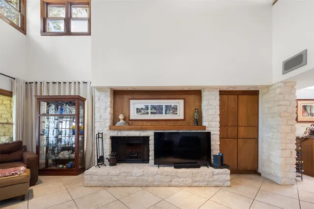 a view of a livingroom with furniture and windows