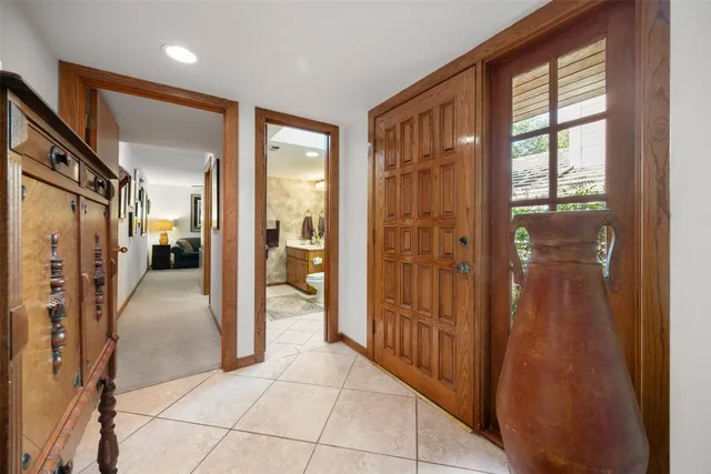 a view of entryway with livingroom
