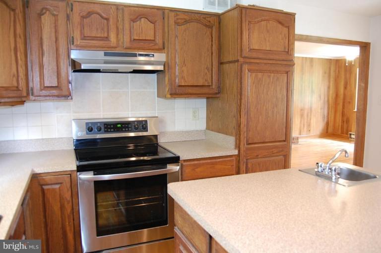 11401 Rambling Road Gaithersburg, MD 20879 - Photo 6 of 26 New flat surface stove & exhaust range.