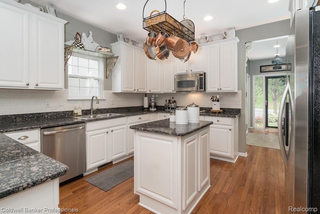 759 East Bluff Court Rochester, MI 48306 - Photo 7 of 44 Spacious kitchen