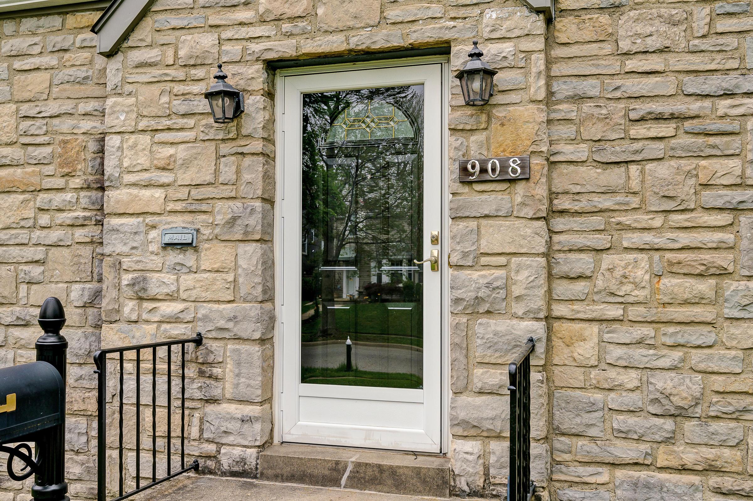 908 Vernon Road Columbus, OH 43209 - Photo 2 of 37