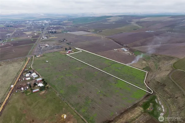 a view of a tennis court