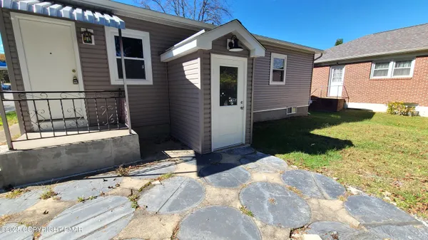 a view of backyard of the house