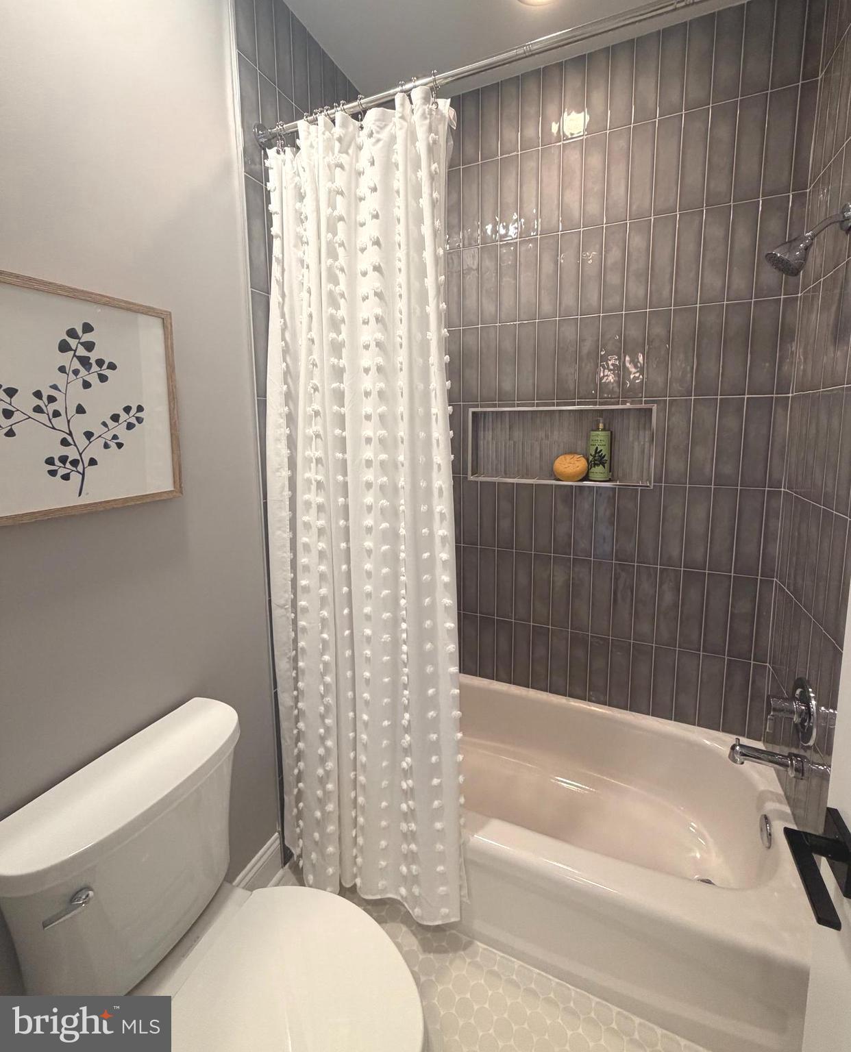 9153 Riesley Lane Vienna, VA 22182 - Photo 20 of 28 Tub/Shower in the shared bath