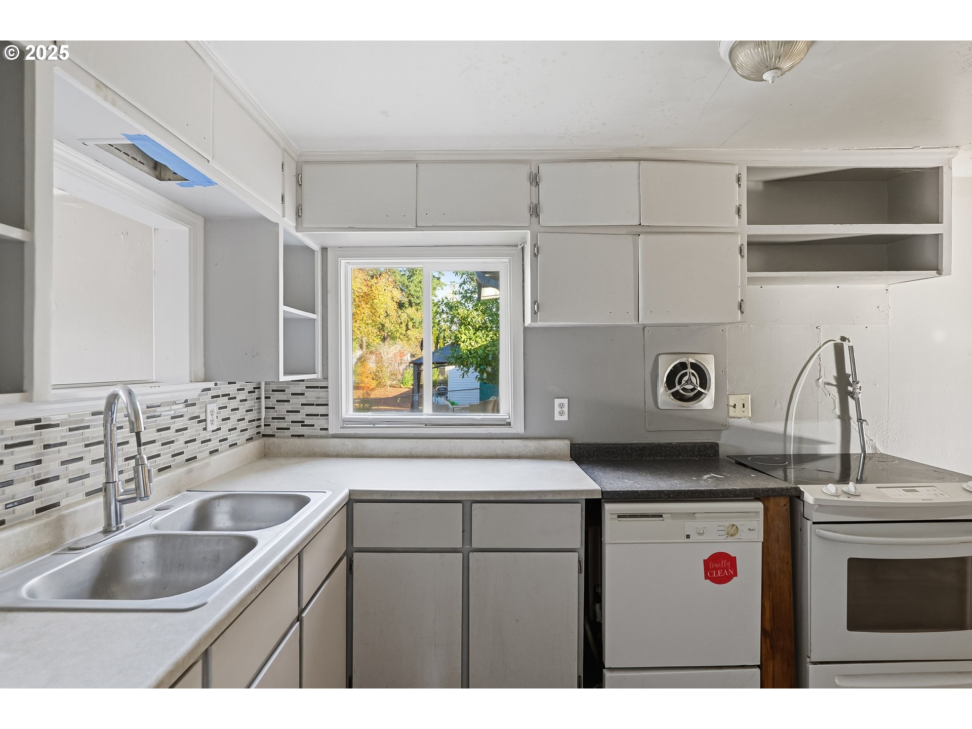 11751 Southeast Oak Street Portland, OR 97216 - Photo 3 of 26