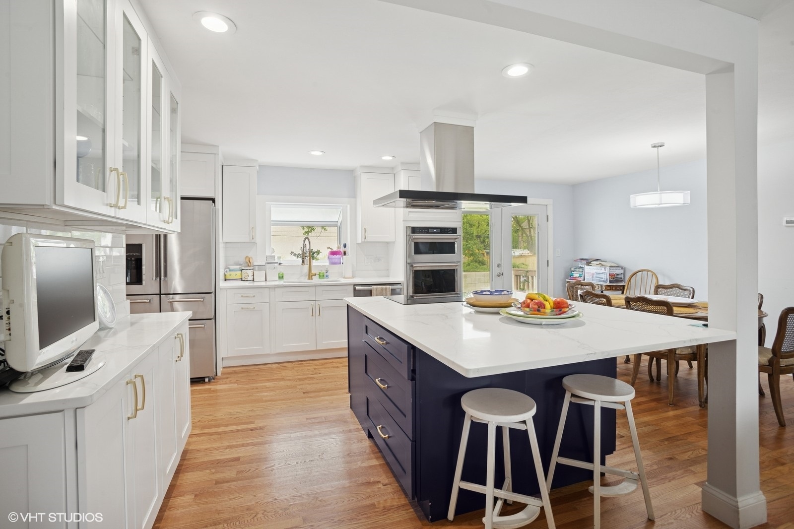 2050 Beechnut Road Northbrook, IL 60062 - Photo 5 of 18 a kitchen with a stove a sink and a refrigerator