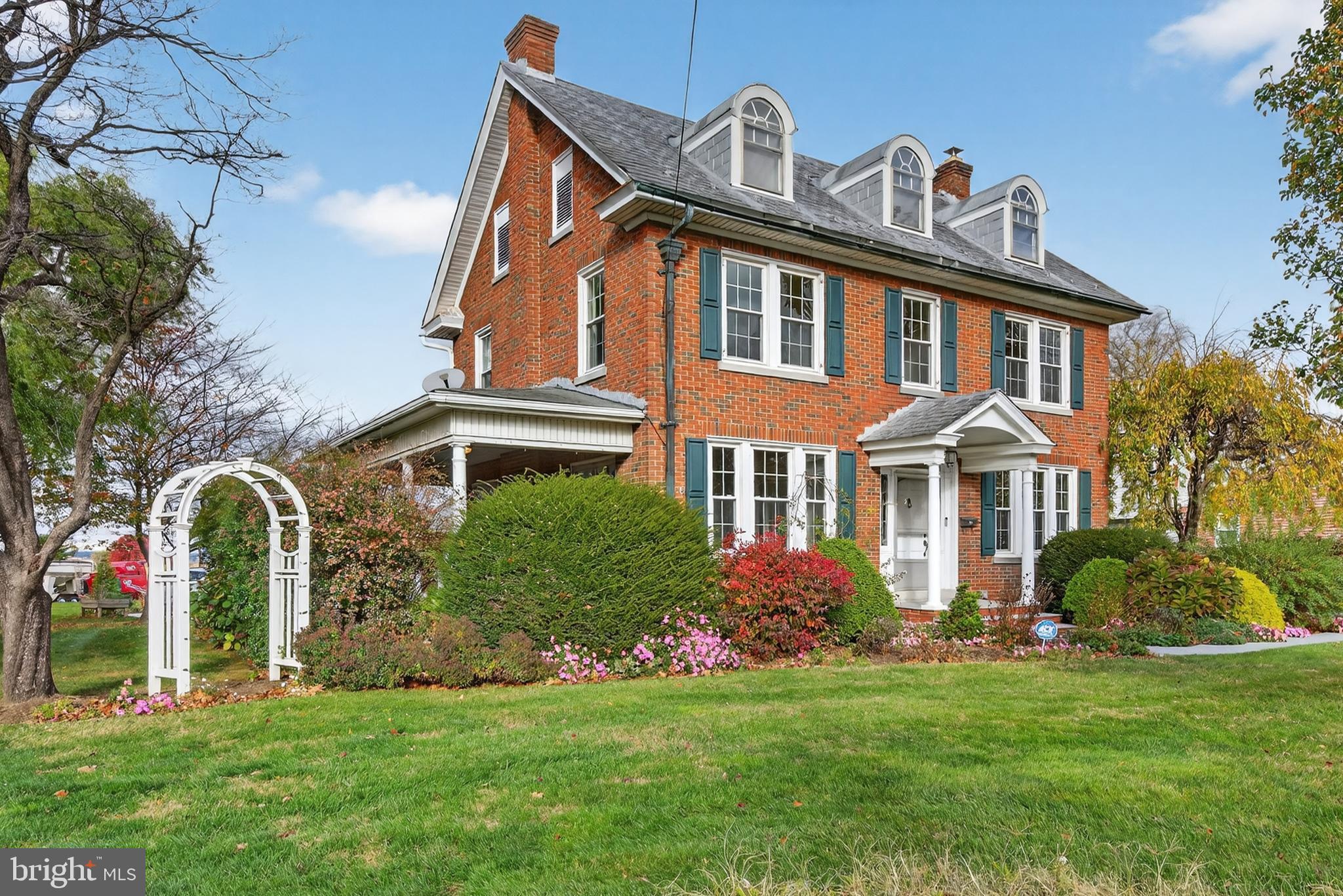 379 East Main Street Leola, PA 17540 - Photo 2 of 56