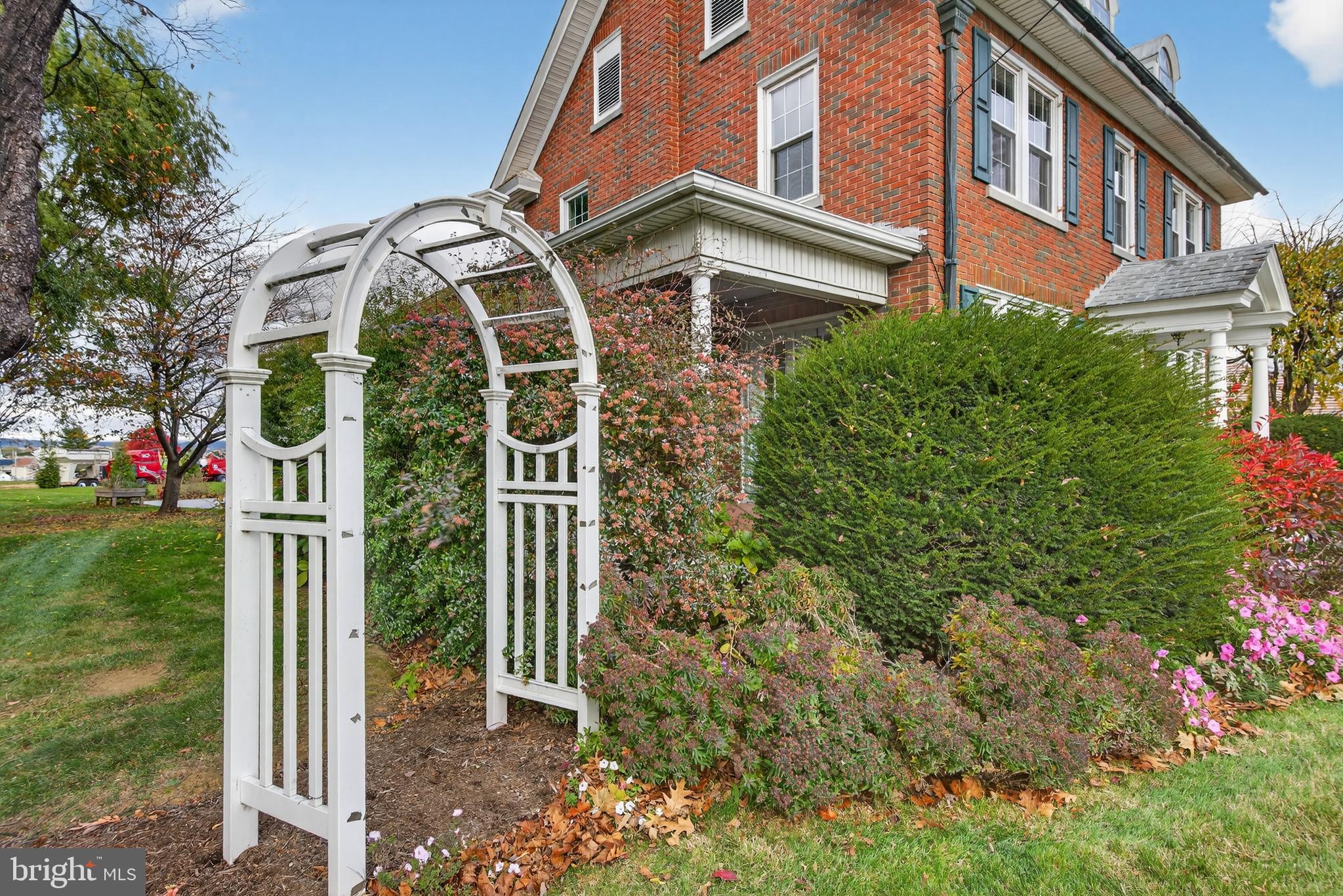 379 East Main Street Leola, PA 17540 - Photo 5 of 56