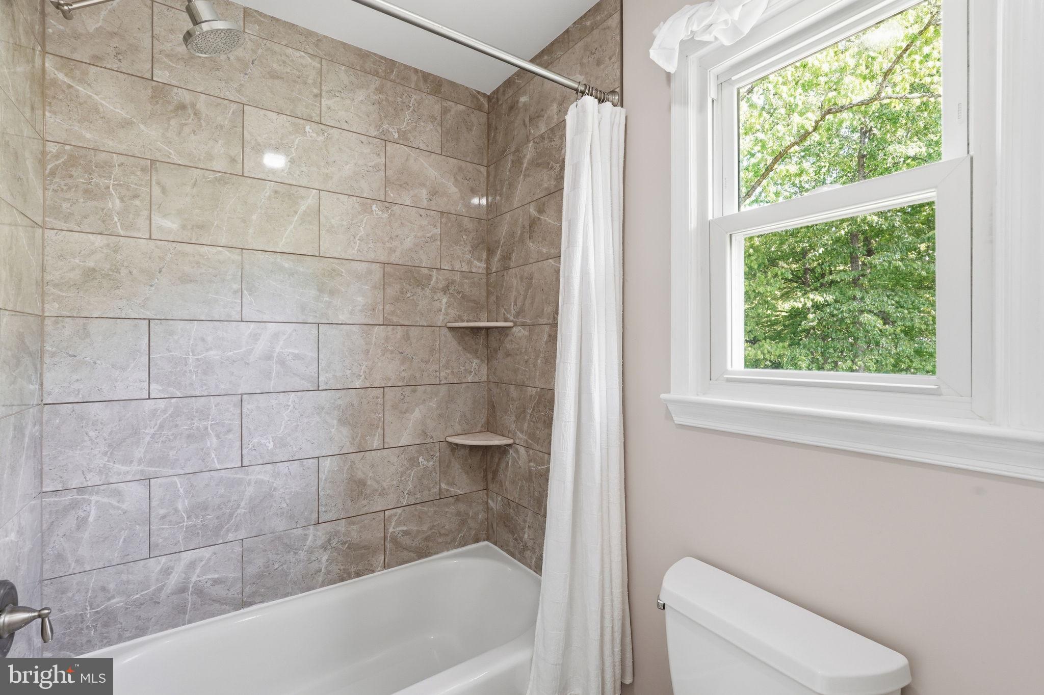 124 Oaklawn Road Stafford, VA 22554 - Photo 21 of 36 a bathroom with a bathtub and window