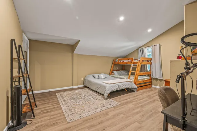 a view of a yard with an tree