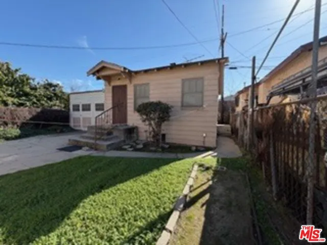 a view of a house with backyard and garden