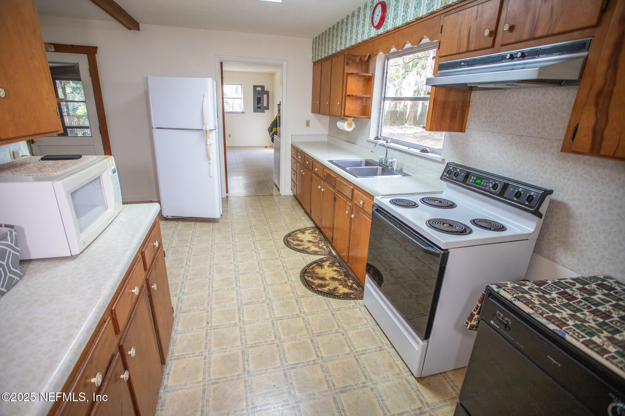 9817 County Road 1469 Earleton, FL 32631 - Photo 13 of 23 a kitchen with a stove a refrigerator and a stove