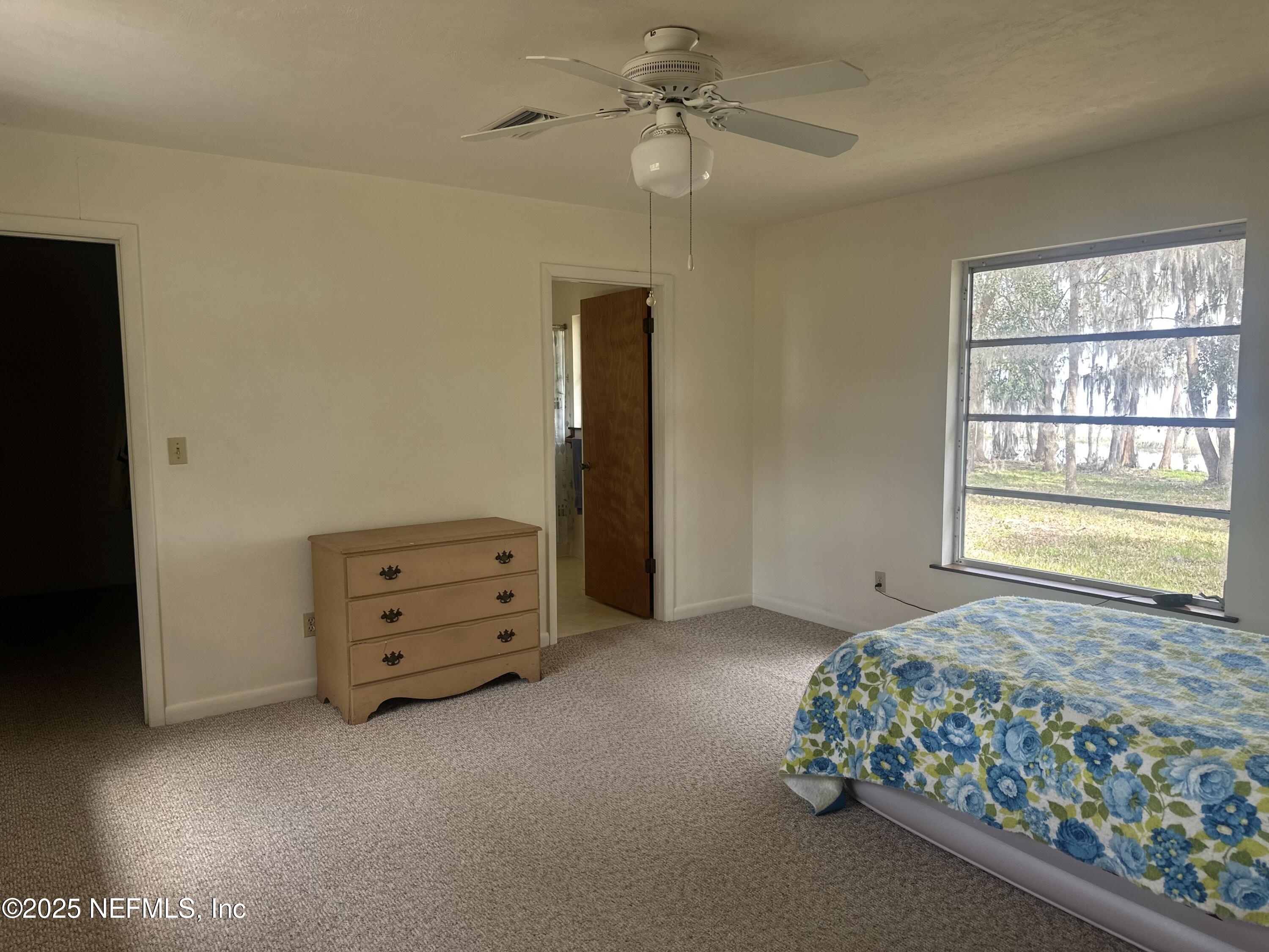9817 County Road 1469 Earleton, FL 32631 - Photo 15 of 23 a view of room with window and a ceiling fan