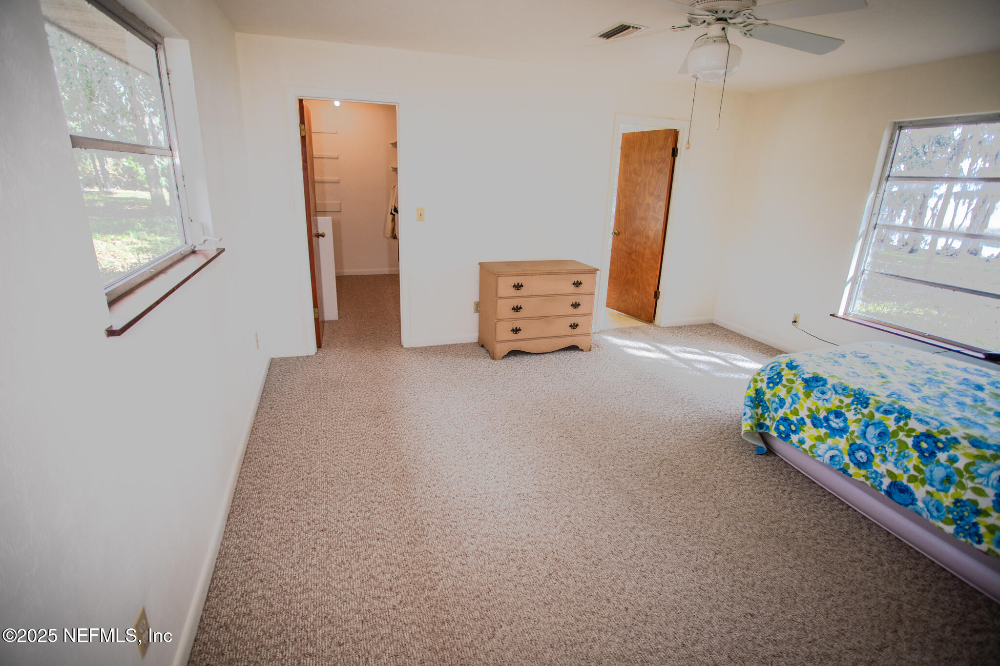 9817 County Road 1469 Earleton, FL 32631 - Photo 16 of 23 a living room with furniture and flowers