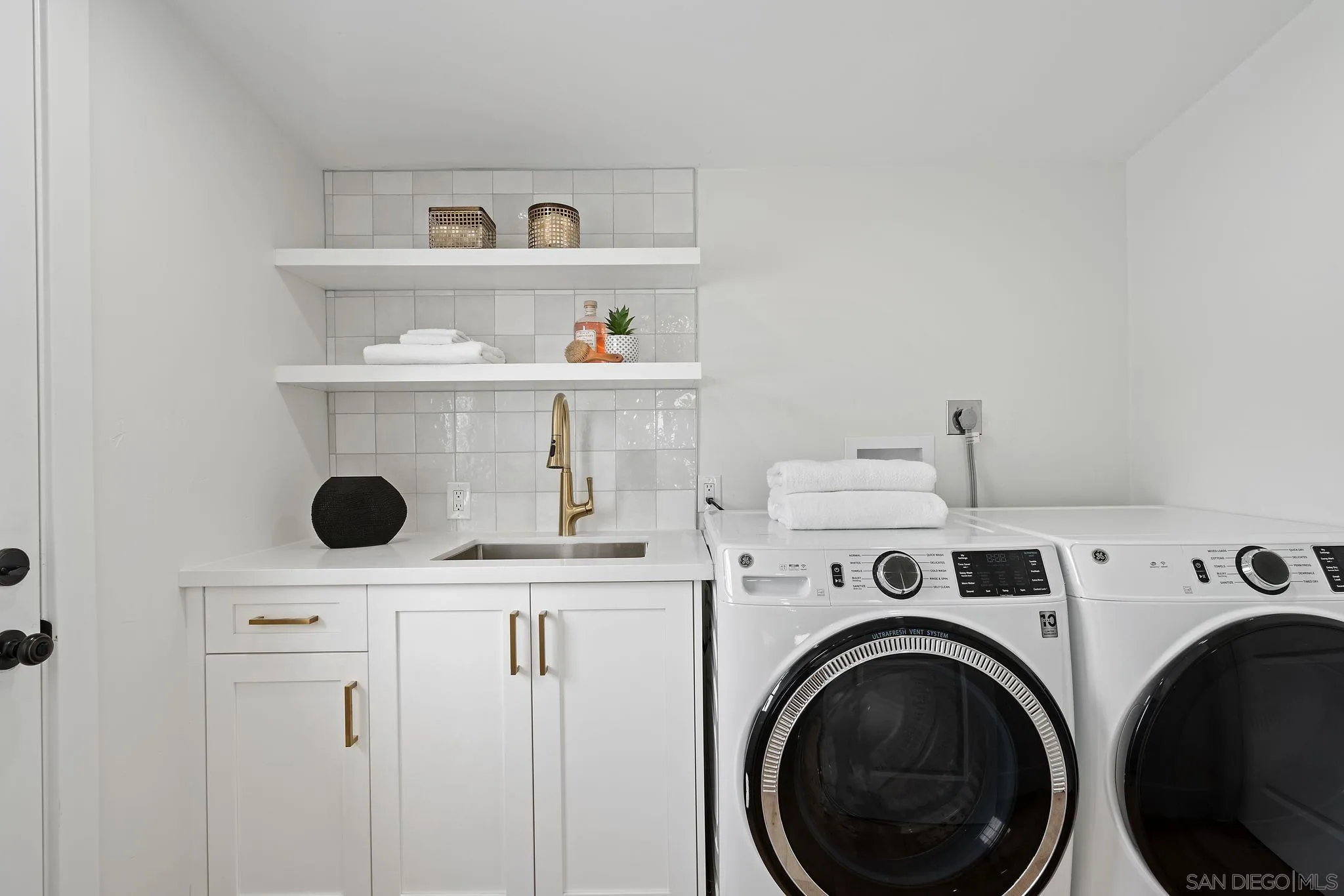 2364 Rue Adriane La Jolla, CA 92037 - Photo 25 of 27 a utility room with dryer and washer