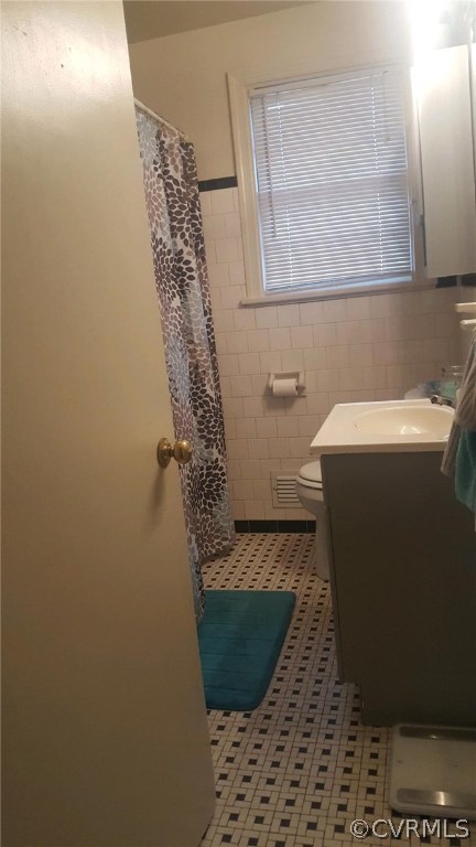 5712 Jahnke Road Richmond, VA 23225 - Photo 4 of 6 Hall full bath