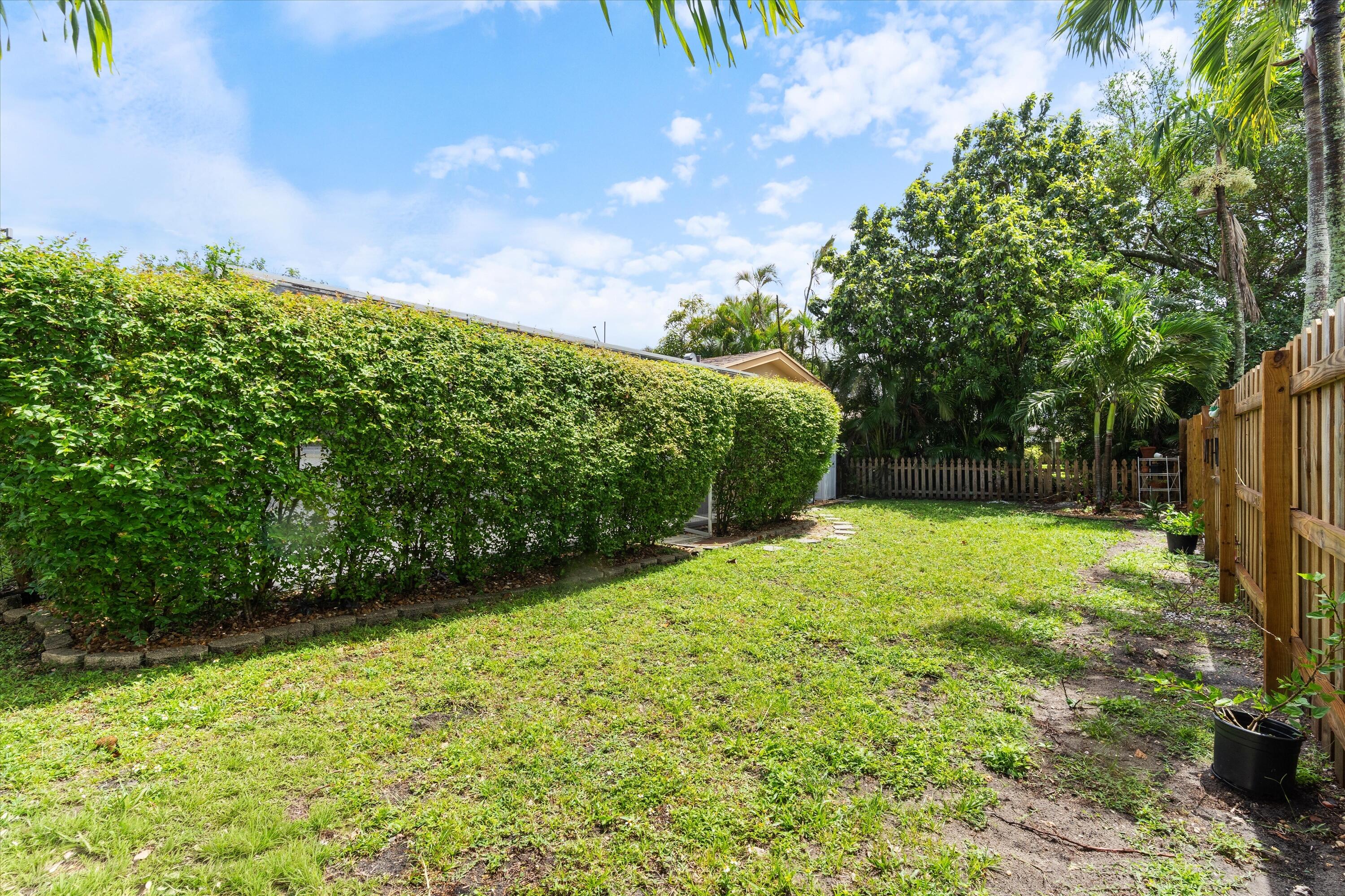 22707 Southwest 64th Way Boca Raton, FL 33428 - Photo 5 of 22 a backyard of a house with lots of green space
